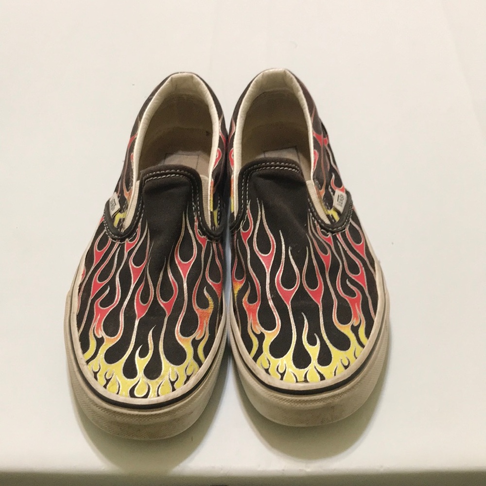 A pair of vans size 6 men’s size 7 1/2 women’s